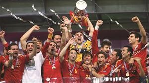 ايكر كاسياس يحمل كاس اوروبا وسط فرحة زملائه بالتتويج بلقب يورو 2012
