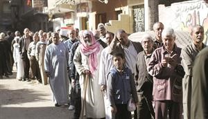 المصريون اصطفوا في طوابير طويلة للادلاء باصواتهم في الاستفتاء على الدستور 