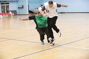لاعب الانباء حسن ضاوي يحاول الحصول على الكرة﻿