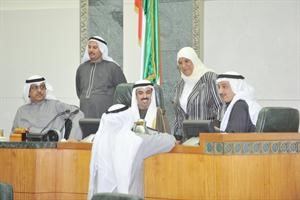 رئيس مجلس الامة علي الراشد ونائبه مبارك الخرينج وامين السر كامل العوضي ومعهم دمعصومة المبارك على المنصة	متين غوزال﻿