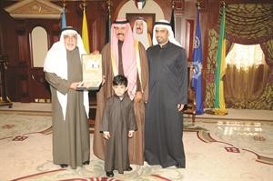 سمو ولي العهد الشيخ نواف الاحمد يتسلم كتابا من موسى المتروك﻿
