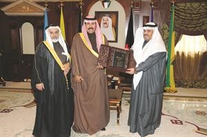 وسموه يتسلم رسالة الدكتوراه من دعبدالله العجمي﻿