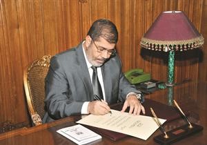 الرئيس المصري د محمد مرسي موقعا على الدستور مساء امس الاول رويترز