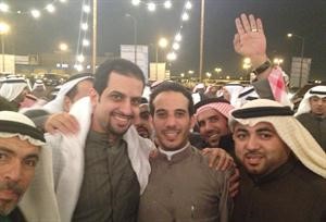 محمد الدجيني ومساعد العنزي وسط محبيهما من اهالي المنطقة﻿