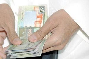 طلبت من زوجها سداد قسط 92 ديناراً فاستولى على 2600 دينار من حسابها البنكي