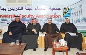 دعواد الظفيري متوسطا دابراهيم الحمود ودعلي بومجداد ودعواد الغريبة خلال اللقاء
