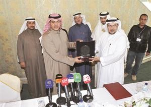 الاذينة والقصير يتبادلان الدروع التذكارية﻿