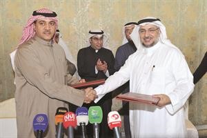 مسالم الاذينة خلال توقيع العقد مع دحمود القصير 	سعود سالم﻿