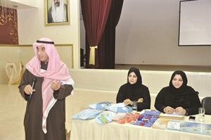 عبدالعزيز المشاري خلال المحاضرة﻿