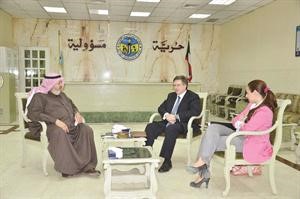 فيصل القناعي مستقبلا السفير الكندي بحضور لمى محمد ناجيا﻿