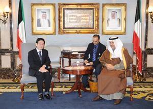 سمو الشيخ جابر المبارك مستقبلا السفير توشيهيرو﻿