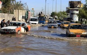 الشوارع العراقية في بغداد وقد غمرتها المياه بعد عواصف ممطرة بشكل غير معتاد افپ