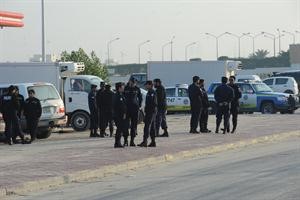 رجال الامن خلال تواجدهم في موقع المسيرة