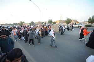 جانب من المشاركين في مسيرة الدائرة الخامسة امس