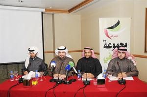 نواف الفزيع مع المتحدثين خلال الندوة انور الكندري

