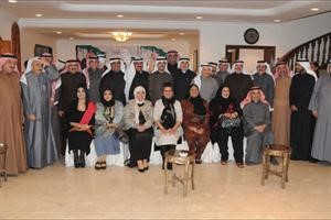 رئيس مجلس الامة علي الراشد متوسطا اعضاء مجموعة 62 بعد اجتماعهم مساء امس الاول 