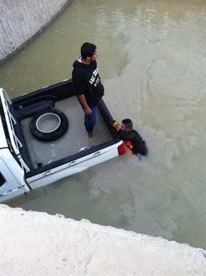 محاولات ربط الوانيت الغارق بحبل﻿