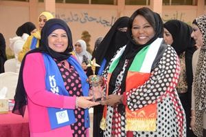 لطيفة العجيل تكرم الشاعرة الاماراتية غزالة مبارك﻿