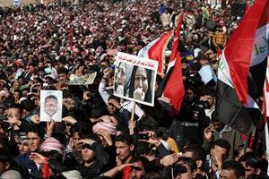 احتشاد الاف المتظاهرين في جمعة العزة والكرامة في الفلوجة امس 	رويترز﻿