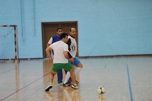 لاعبا الجريدة فهد التركي واحمد حامد يحاولان انتزاع الكرة﻿