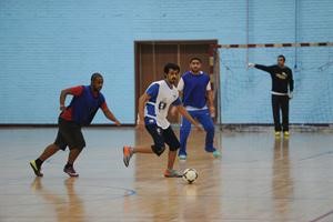 لاعب الجريدة محمد الفضلي يستحوذ على الكرة﻿