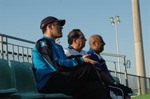 اسامة حسين ويوسف اليتامى يتابعان تدريبات المنتخب﻿