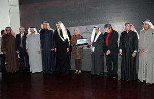 الشيخ سلمان الحمود واللواء متقاعد فيصل الجزاف ودعمر البناي ودبدر العمر وممجبل المطوع مع عدد من الحضور﻿