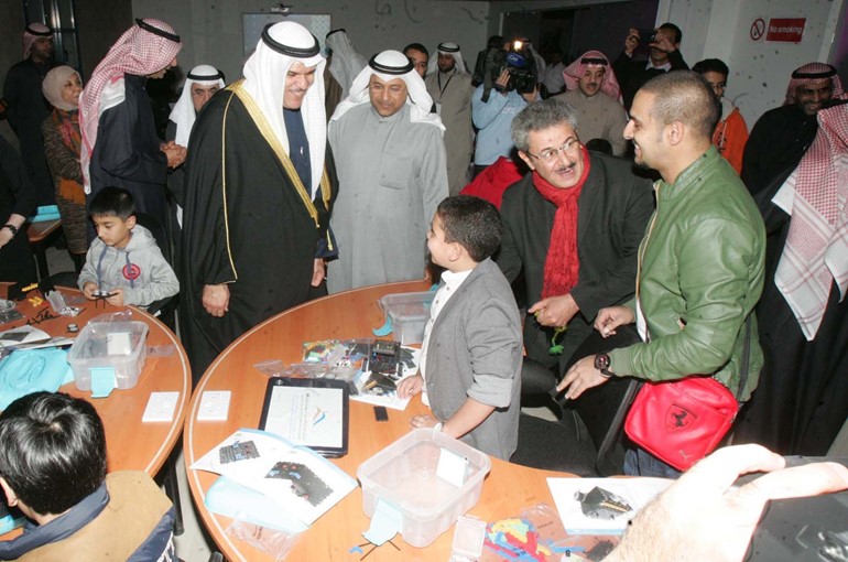 الشيخ سلمان الحمود خلال جولته في المعرض﻿