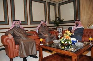 الشيخ علي الجابر خلال لقائه عبدالله الدوسري وعبدالله المري