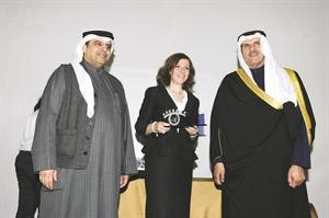 احدى الاعلاميات تتسلم تكريمها﻿