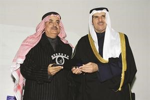 الشيخ سلمان الحمود يسلم الزميل احمد ابوسيدو درعه﻿