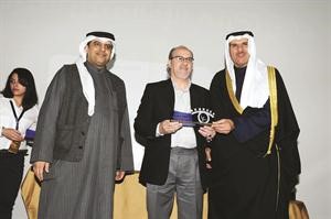 الزميل حسن ماهر يتسلم تكريمه﻿