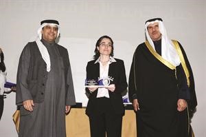 الزميلة سوزان ناصر تتسلم تكريمها﻿