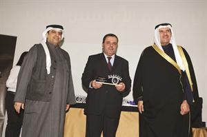 الشيخ سلمان الحمود مكرما الزميل علي برجي﻿