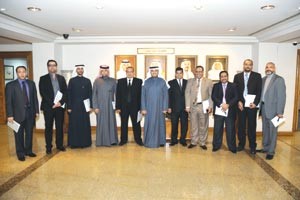 محافظ البنك المركزي في لقطة تذكارية مع رؤساء ومحرري اقسام الاقتصاد في بعض الصحف المحلية