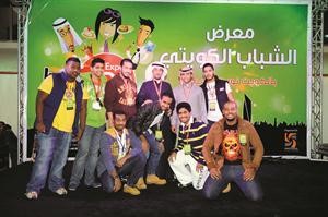 لقطة تذكارية لعدد من المشاركين في المعرض