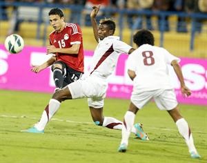 مهاجم مصر محمد ناجي جدو يسدد الكرة على مرمى قطر
