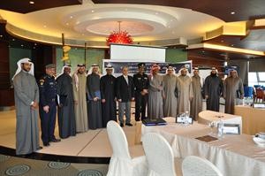 الفريق متقاعد مساعد الغوينم واللواء ركن رافع الديحاني يتوسطان المشاركين في الندوة﻿