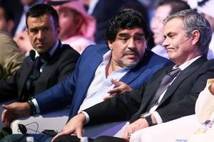 مورينيو ومارادونا خلال تواجدهما في مؤتمر دبي افپ