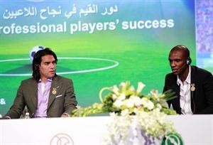 راداميل فالكاو مهاجم اتلتيكو مدريد خلال مؤتمر دبي مع اريك ابيدال رويترز