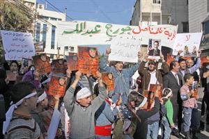 متظاهرون لبنانيون يطالبون امام السفارة الاميركية بعدم عرقلة الافراج عن المعتقل جورج عبداللهمحمود الطويل﻿