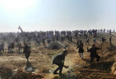 متظاهرو الرمادي يهاجمون نائب المالكي بالحجارة والأحذية ويجبرونه على الهروب
