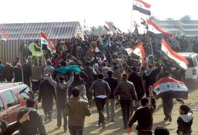 متظاهرو الرمادي يهاجمون نائب المالكي بالحجارة والأحذية ويجبرونه على الهروب