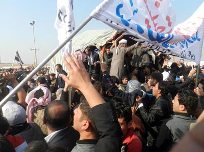 متظاهرو الرمادي يهاجمون نائب المالكي بالحجارة والأحذية ويجبرونه على الهروب