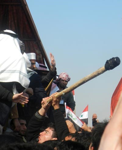متظاهرو الرمادي يهاجمون نائب المالكي بالحجارة والأحذية ويجبرونه على الهروب