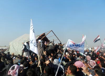 متظاهرو الرمادي يهاجمون نائب المالكي بالحجارة والأحذية ويجبرونه على الهروب