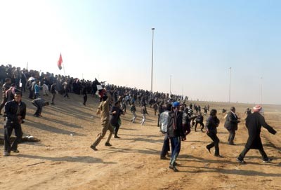 متظاهرو الرمادي يهاجمون نائب المالكي بالحجارة والأحذية ويجبرونه على الهروب