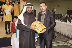 تكريم احد الموظفين
