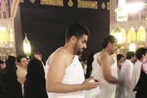 حسين الجسمي بجوار الحرم المكي اثناء العمرة
