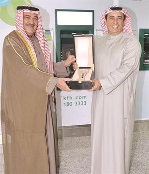 محمد العمر يقدم هدية تذكارية للوزير الشمالي﻿